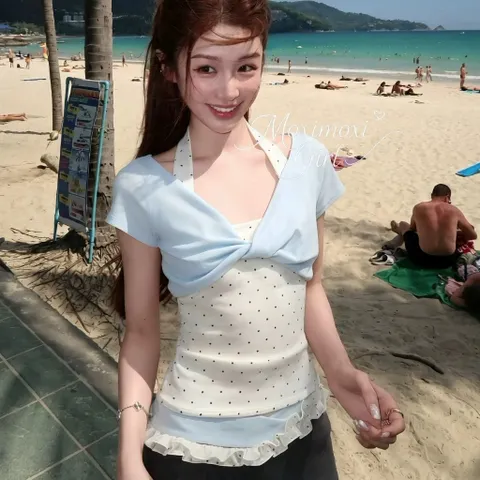 Áo thun cổ yếm chấm bi phối áo khoác xanh biển vắt chéo ngực phong cách Hàn Quốc