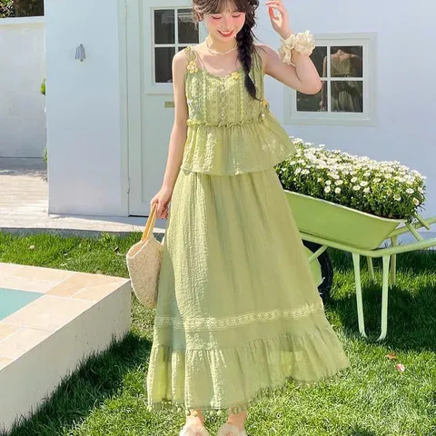 Set váy hai dây xanh cốm xòe bèo đính ren hoa nhẹ nhàng cho mùa hè