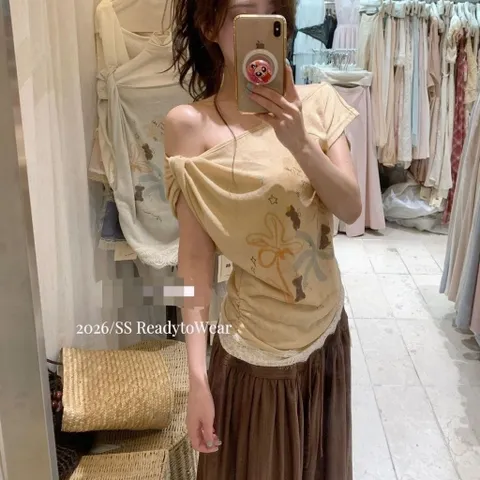 Áo thun giấy lệch xoắn vai phối viền ren phong cách Y2K vintage họa tiết xinh xắn