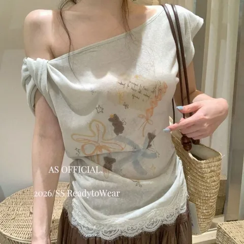 Áo thun giấy lệch xoắn vai phối viền ren phong cách Y2K vintage họa tiết xinh xắn