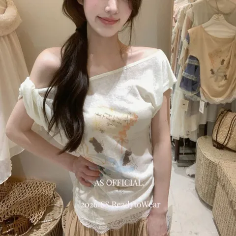 Áo thun giấy lệch xoắn vai phối viền ren phong cách Y2K vintage họa tiết xinh xắn