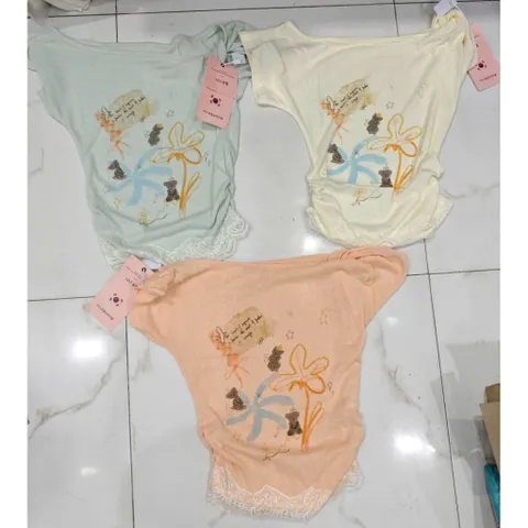 Áo thun giấy lệch xoắn vai phối viền ren phong cách Y2K vintage họa tiết xinh xắn