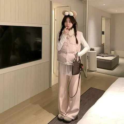 Áo phao gile hai mặt màu hồng chấm bi và lông cừu trắng cổ cao cho nữ