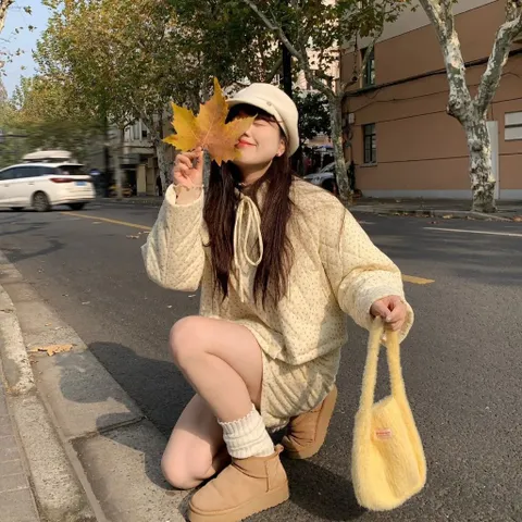 Set bộ áo phao cổ tròn và chân váy phao hoa nhí màu kem buộc dây nơ