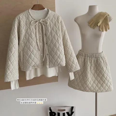 Set bộ áo phao cổ tròn và chân váy phao hoa nhí màu kem buộc dây nơ