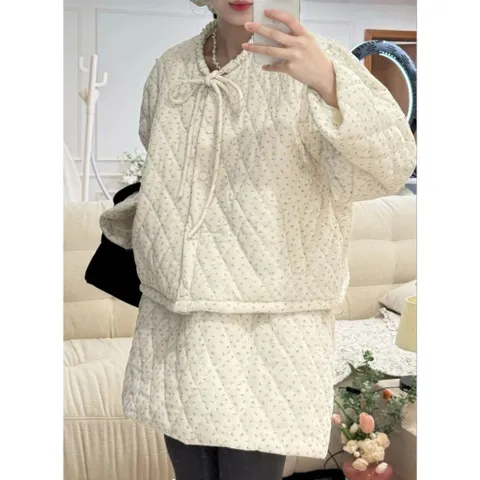 Set bộ áo phao cổ tròn và chân váy phao hoa nhí màu kem buộc dây nơ