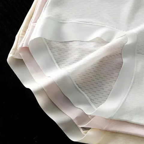 Quần lót nữ thun lạnh lỗ thoáng khí in hình gấu dễ thương có đũng hoa nổi màu khi ra nắng