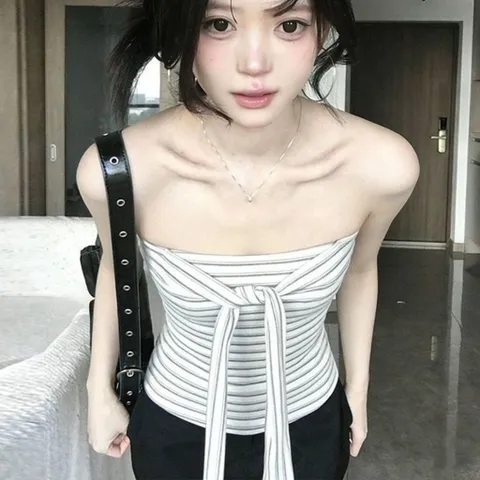 Set bộ 2 món áo thun nữ dài tay phối quây kẻ ngang, thiết kế vạt chéo xếp ly thắt nơ phong cách Hàn Quốc