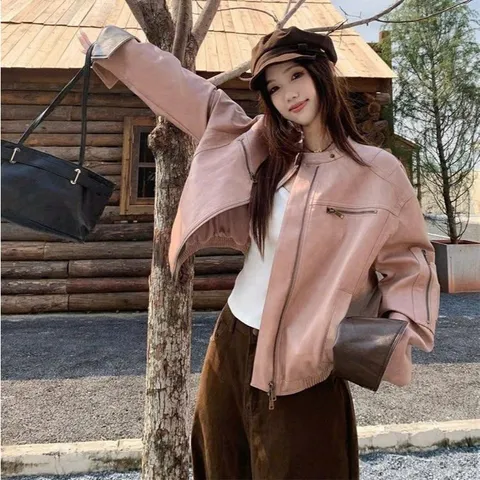 Áo khoác da nữ màu hồng phối tay nâu khóa kéo trẻ trung. Áo khoác bomber da hồng kéo khóa phong cách ngọt ngào.