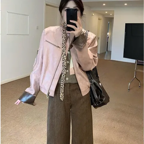 Áo khoác da nữ màu hồng phối tay nâu khóa kéo trẻ trung. Áo khoác bomber da hồng kéo khóa phong cách ngọt ngào.