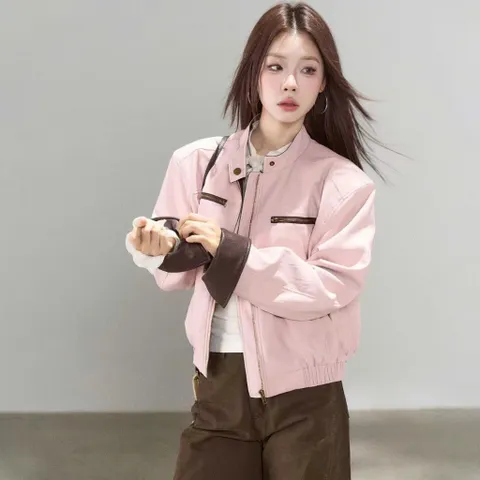 Áo khoác da nữ màu hồng phối tay nâu khóa kéo trẻ trung. Áo khoác bomber da hồng kéo khóa phong cách ngọt ngào.