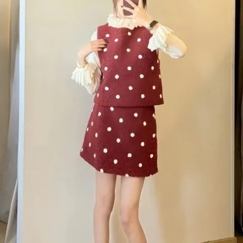 Set bộ áo gile và chân váy chấm bi dạ lông cừu đỏ và nâu tiểu thư