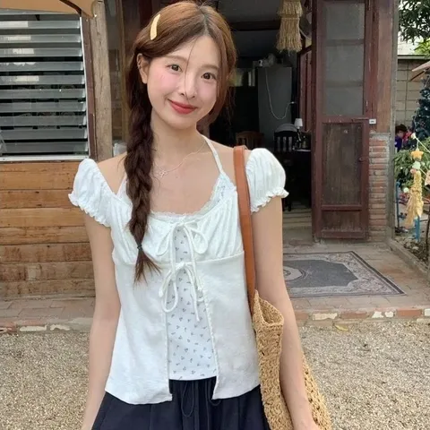 Áo thun babydoll tay ngắn bo chun phối áo dây hoa nhí và nơ ngực xinh xắn phong cách Hàn Quốc
