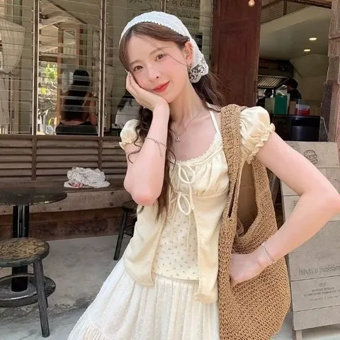 Áo thun babydoll tay ngắn bo chun phối áo dây hoa nhí và nơ ngực xinh xắn phong cách Hàn Quốc