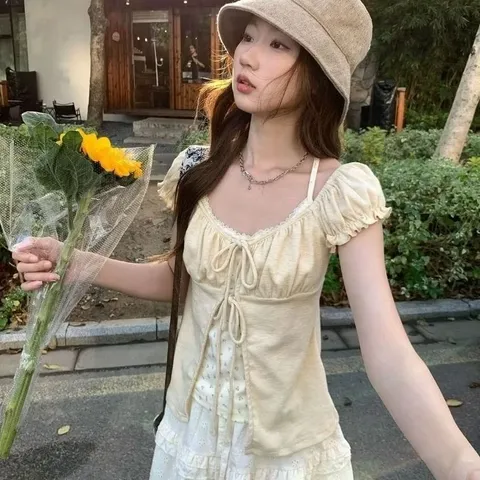 Áo thun babydoll tay ngắn bo chun phối áo dây hoa nhí và nơ ngực xinh xắn phong cách Hàn Quốc