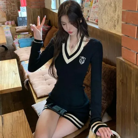 Đầm len đen cổ tim kẻ trắng hở vai. Đầm len body cổ yếm.