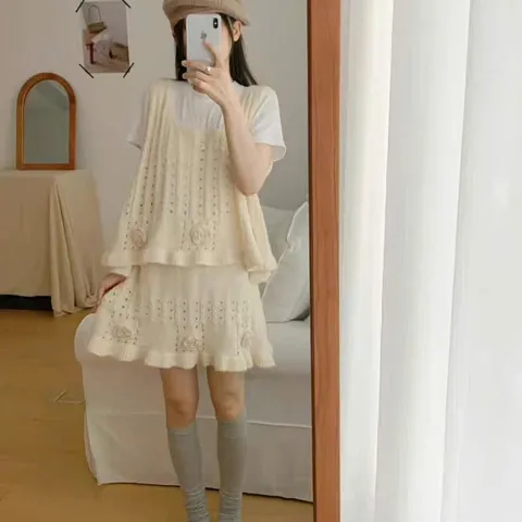 Set bộ len váy và áo len hai dây dệt kim thêu hoa hồng lượn bèo dáng ngắn