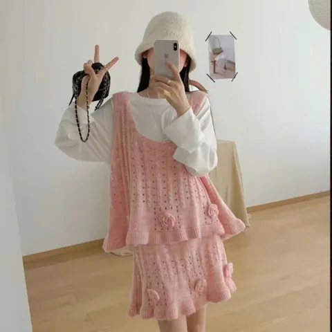 Set bộ len váy và áo len hai dây dệt kim thêu hoa hồng lượn bèo dáng ngắn