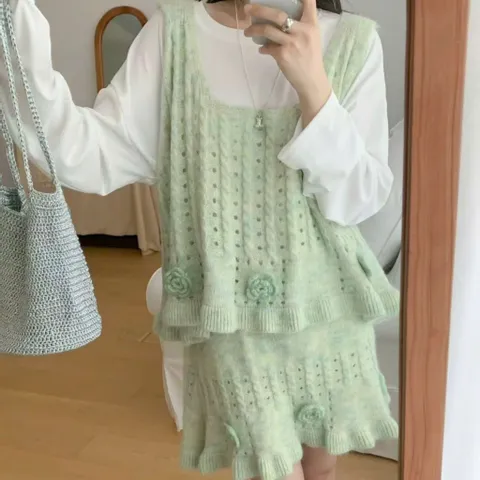 Set bộ len váy và áo len hai dây dệt kim thêu hoa hồng lượn bèo dáng ngắn
