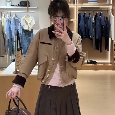 Áo khoác kaki nâu đất kéo khóa đính cúc phối màu nâu phong cách hoàng gia cùng Triệu Lộ Tư