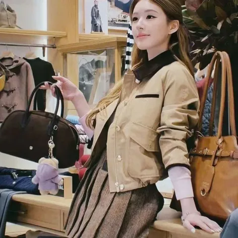Áo khoác kaki nâu đất kéo khóa đính cúc phối màu nâu phong cách hoàng gia cùng Triệu Lộ Tư