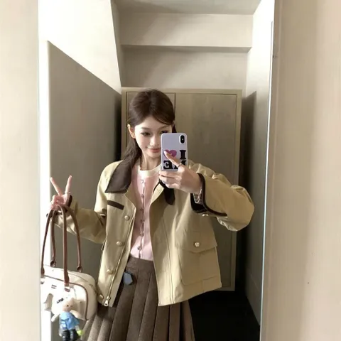 Áo khoác kaki nâu đất kéo khóa đính cúc phối màu nâu phong cách hoàng gia cùng Triệu Lộ Tư