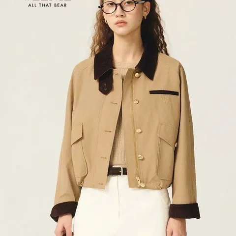 Áo khoác kaki nâu đất kéo khóa đính cúc phối màu nâu phong cách hoàng gia cùng Triệu Lộ Tư