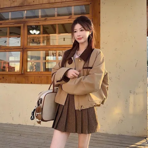 Áo khoác kaki nâu đất kéo khóa đính cúc phối màu nâu phong cách hoàng gia cùng Triệu Lộ Tư