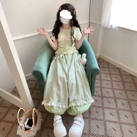 Quần bí dáng rộng kẻ caro phối bèo ren và hình quả dứa dễ thương