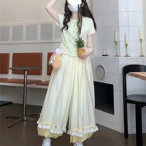 Quần bí dáng rộng kẻ caro phối bèo ren và hình quả dứa dễ thương