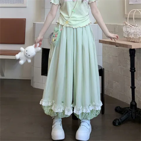 Quần bí dáng rộng kẻ caro phối bèo ren và hình quả dứa dễ thương