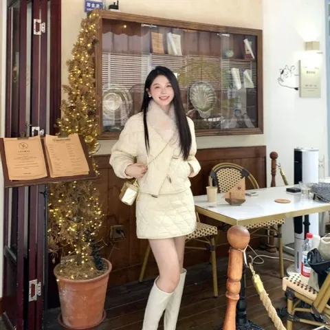 Set bộ áo khoác phao đính lông cổ lệch cúc sừng và chân váy phao màu kem ấm áp