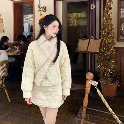 Set bộ áo khoác phao đính lông cổ lệch cúc sừng và chân váy phao màu kem ấm áp