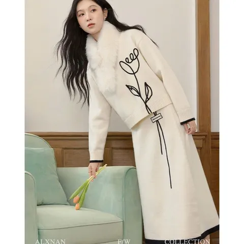 Set bộ áo và váy len trắng đan hoa mảnh đen nghệ thuật viền lông tơ tiểu thư