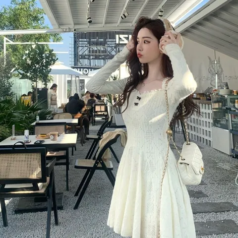 Váy xòe trắng kem dệt vân nổi cổ dây