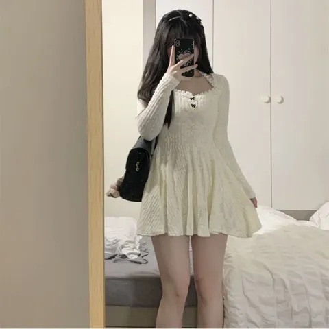Váy xòe trắng kem dệt vân nổi cổ dây