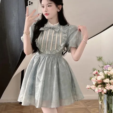Váy voan xanh xòe cổ tròn yếm ngực hoàng gia.