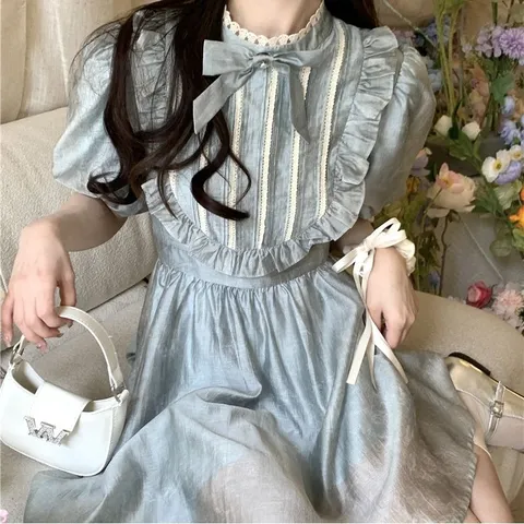 Váy voan xanh xòe cổ tròn yếm ngực hoàng gia.