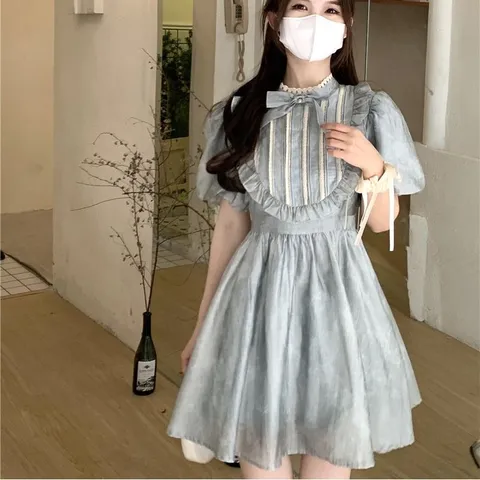 Váy voan xanh xòe cổ tròn yếm ngực hoàng gia.