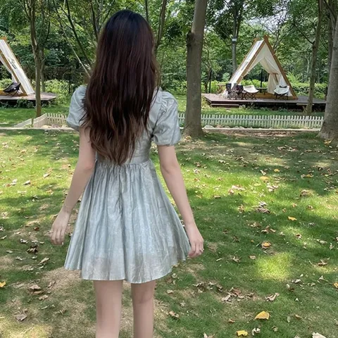 Váy voan xanh xòe cổ tròn yếm ngực hoàng gia.