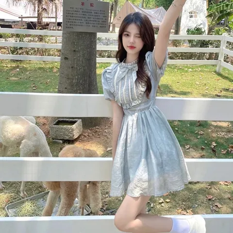 Váy voan xanh xòe cổ tròn yếm ngực hoàng gia.
