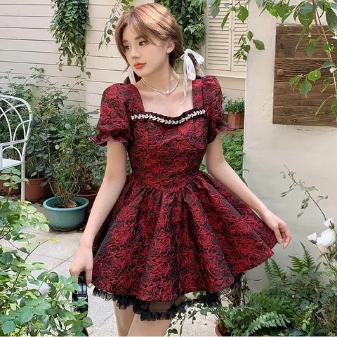 Váy xòe đỏ hoa hồng phối ren đen đính đá