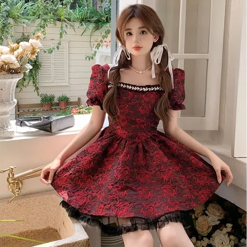 Váy xòe đỏ hoa hồng phối ren đen đính đá