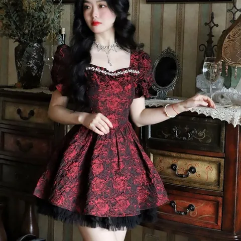 Váy xòe đỏ hoa hồng phối ren đen đính đá