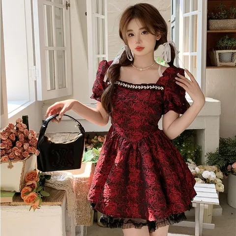 Váy xòe đỏ hoa hồng phối ren đen đính đá