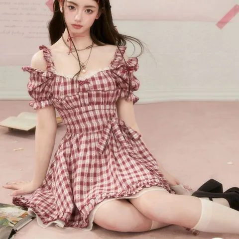 Váy xòe caro đỏ dập bèo trễ vai lệch tà công chúa (SẴN)