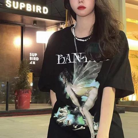 Áo phông đen hình cô gái mọc cánh trong.