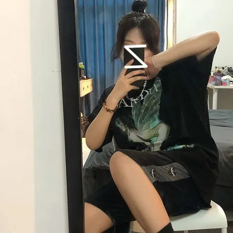 Áo phông đen hình cô gái mọc cánh trong.