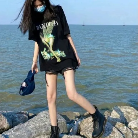 Áo phông đen hình cô gái mọc cánh trong.