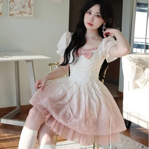 Váy xốp trắng loang hồng bèo cổ vuông đính nơ tiểu thư